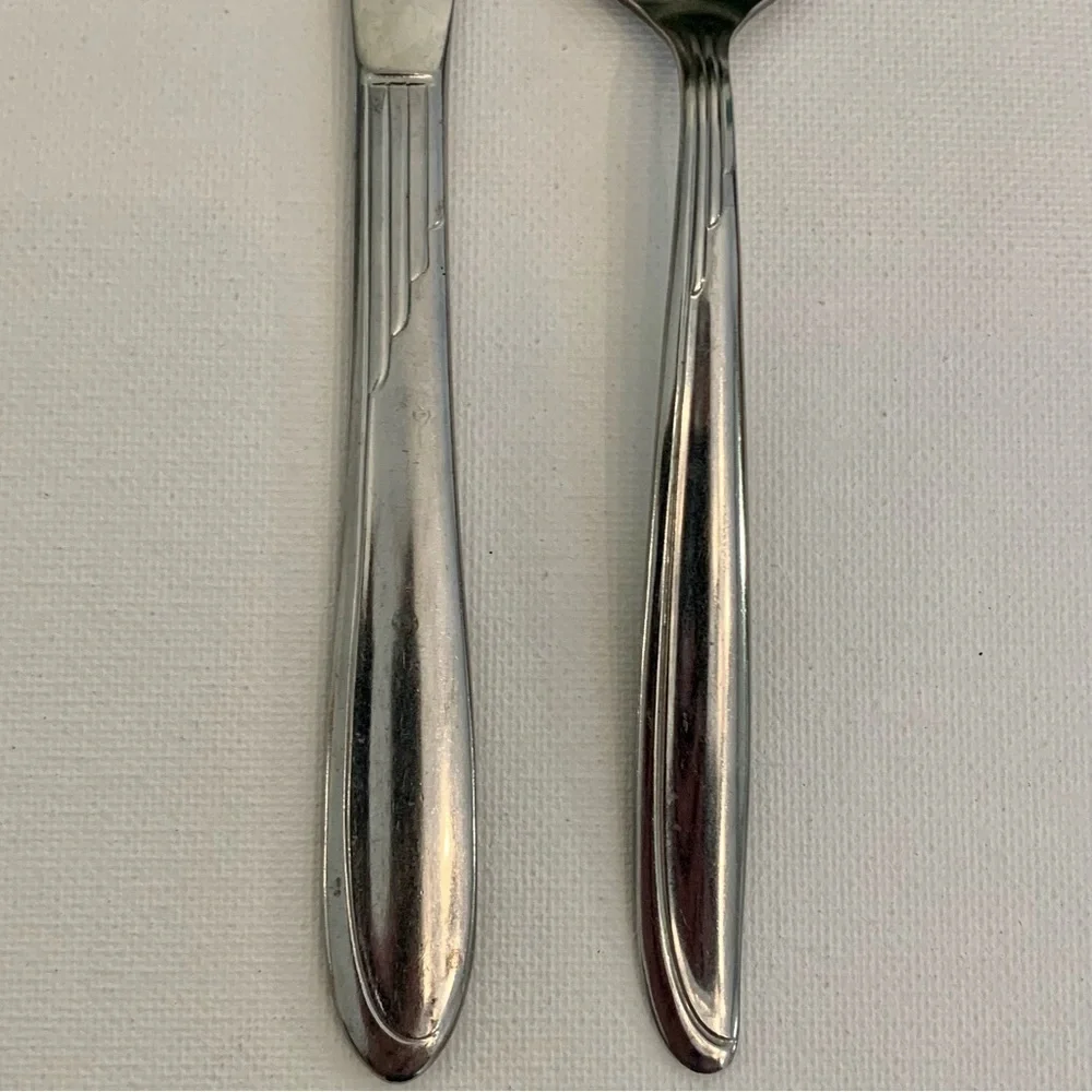 2 Vintage Oneida Early Sand Dune Stainless Groove Down Side Dinner Knife Spoon